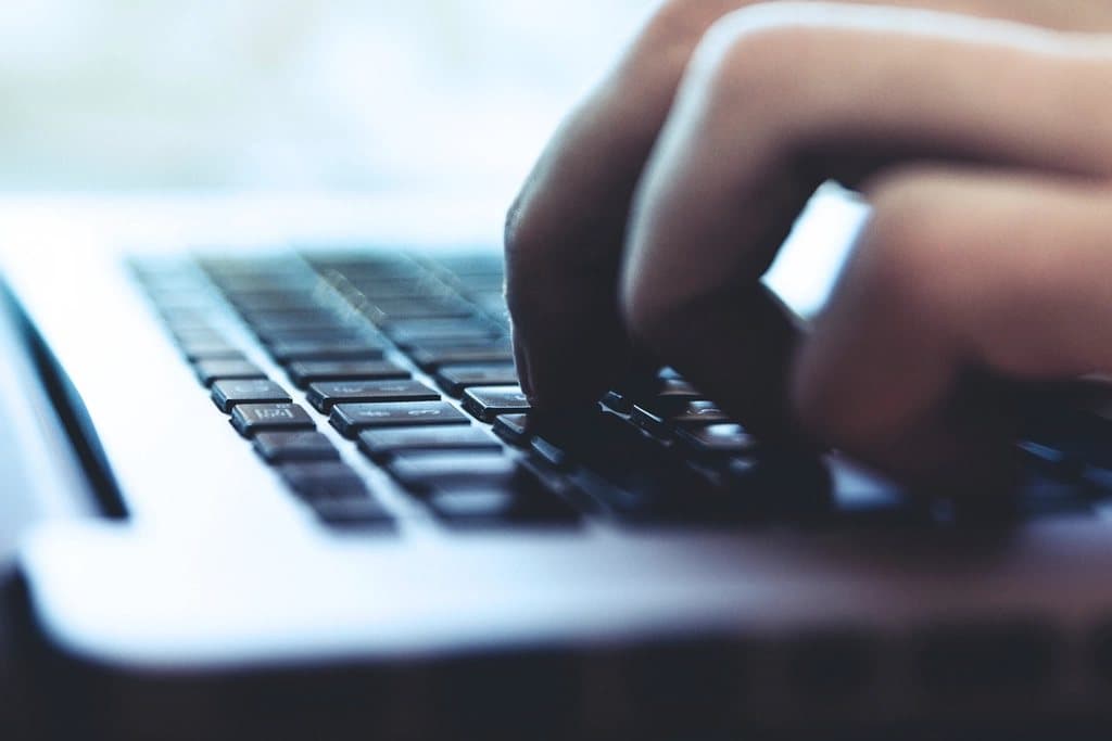 E-ticaret sitesi açmak için gerekenler listesini inceleyen bir girişimci ve modern ofis ortamı